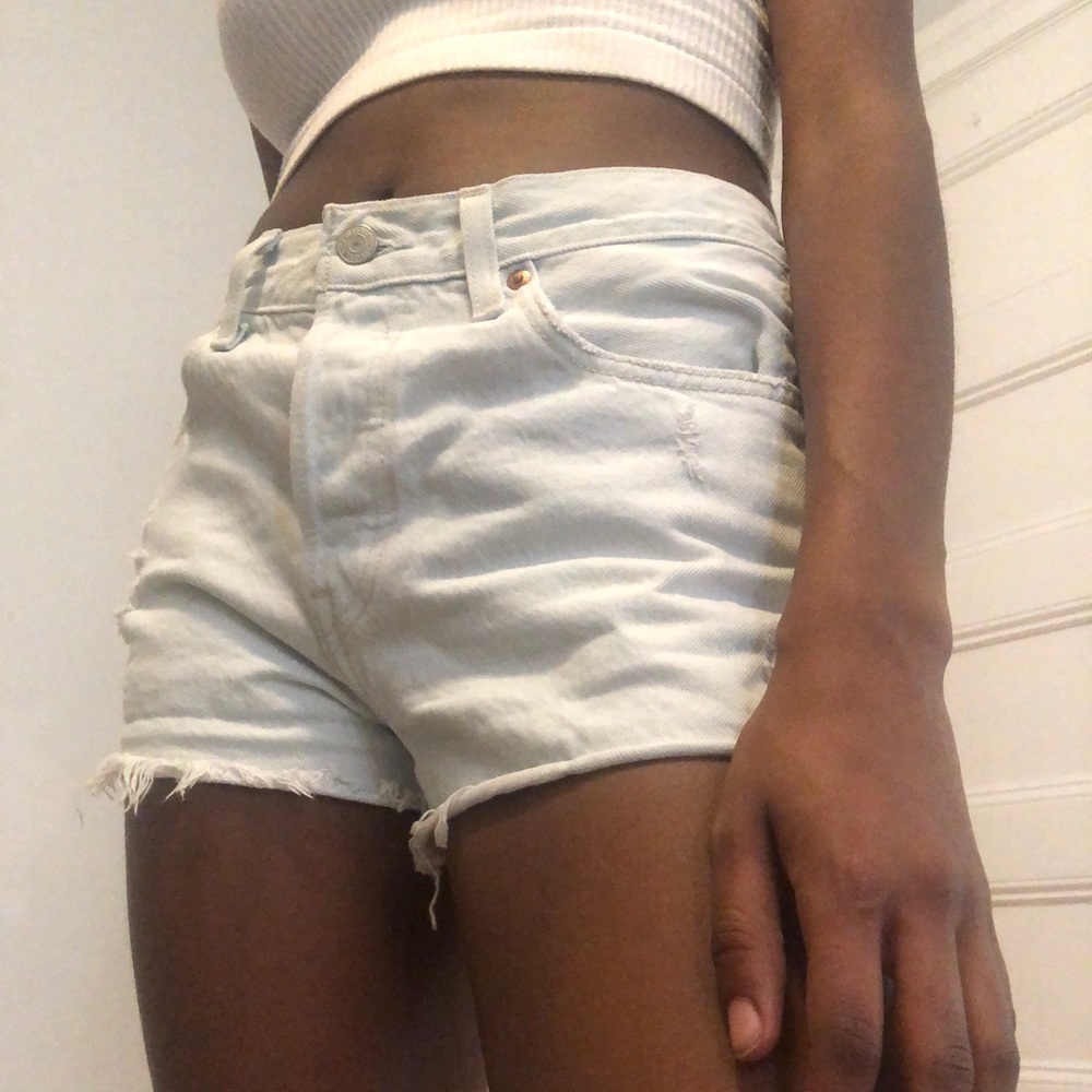 Light Wash Levi’s Shorts